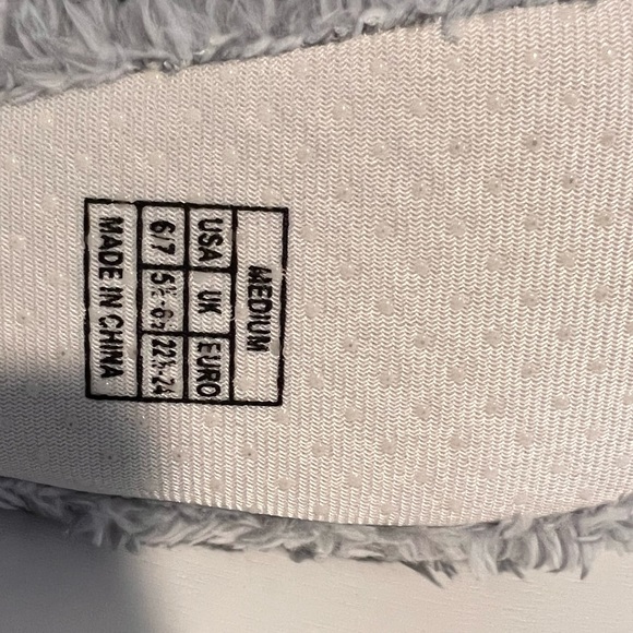 🎈🎈ADORABLE MONSTER SLIPPERS - Picture 5 of 5